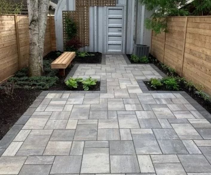 Patio made with Travista Glacier Creek interlock